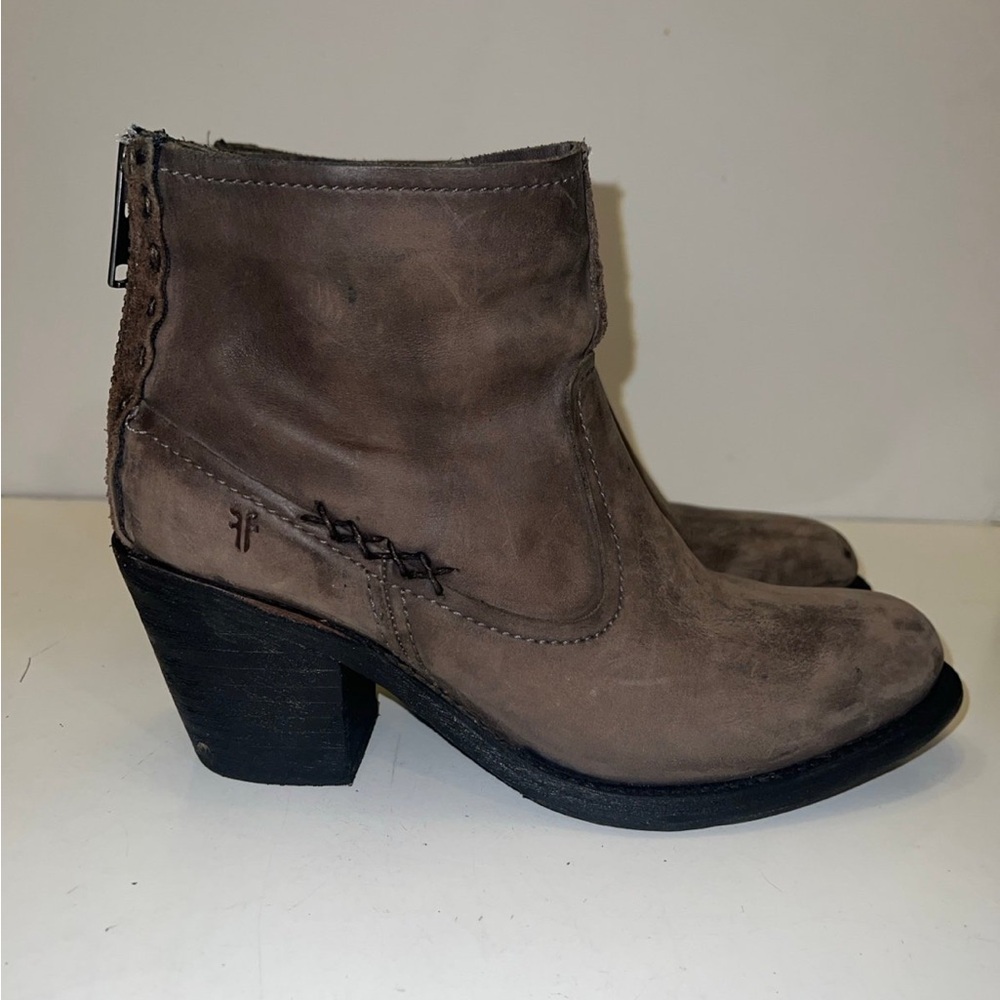 Frye Leslie Artisan Short Boot Leather Size 9 Color Smoke Zip Back with box